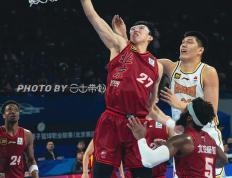 开云官网-快船翻盘篮网，周琦统治全场
