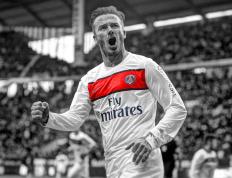 开云体育APP下载-伊拉克球迷举着切尔西围巾，闯进了西甲的国家德比