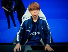 开云体育app-BRO横扫FLY，Hanssama关键团战开团秒人激烈交锋四强赛，点燃全场激情的简单介绍