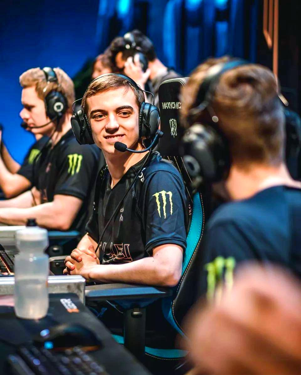 开云体育入口-FNC血洗DFM，Peanut完成史诗逆转鏖战多局全球总决赛，技惊四座