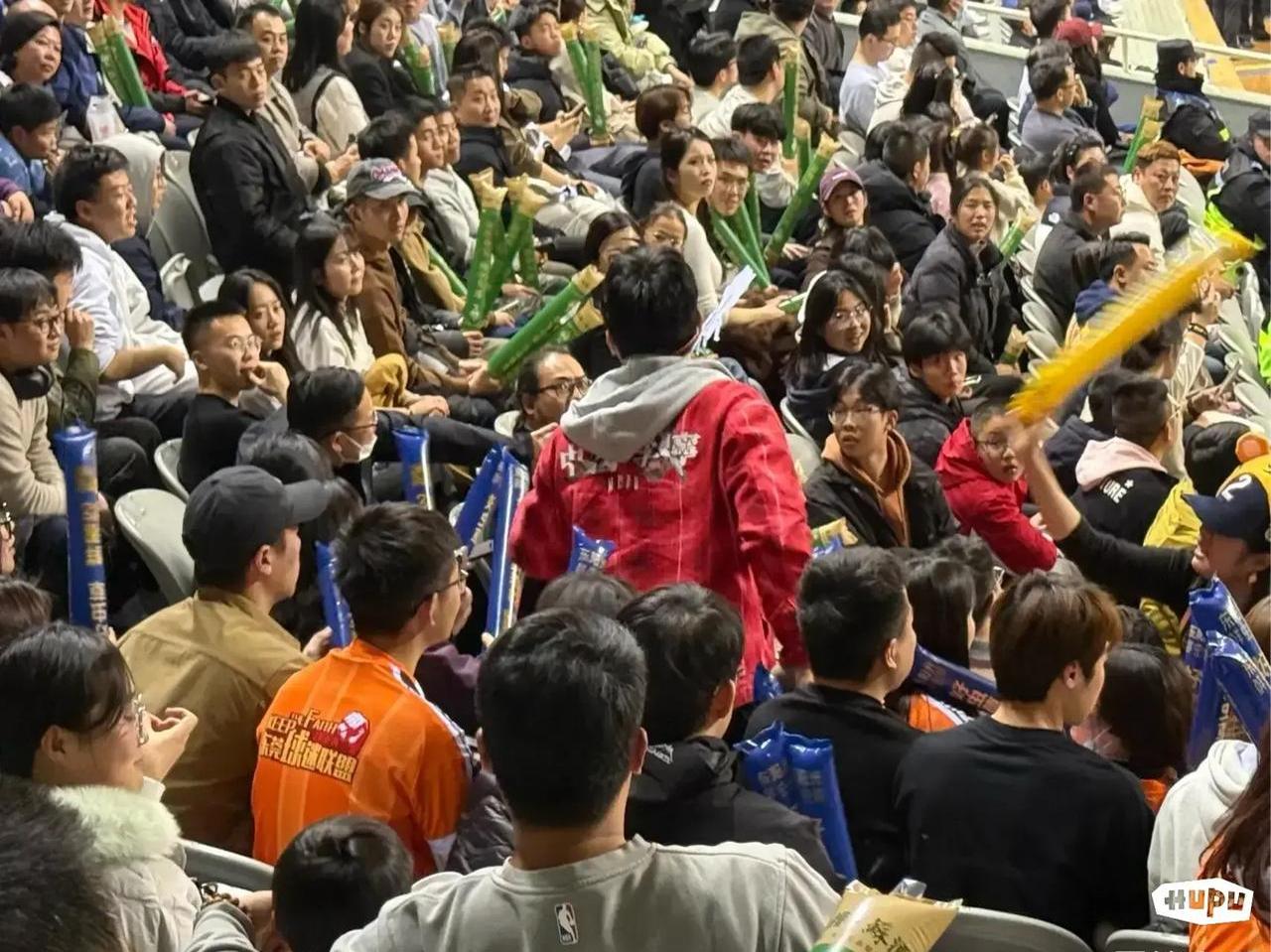 开云体育官方网站-火爆的比赛现场吸引了大批球迷观看，气氛热烈的简单介绍