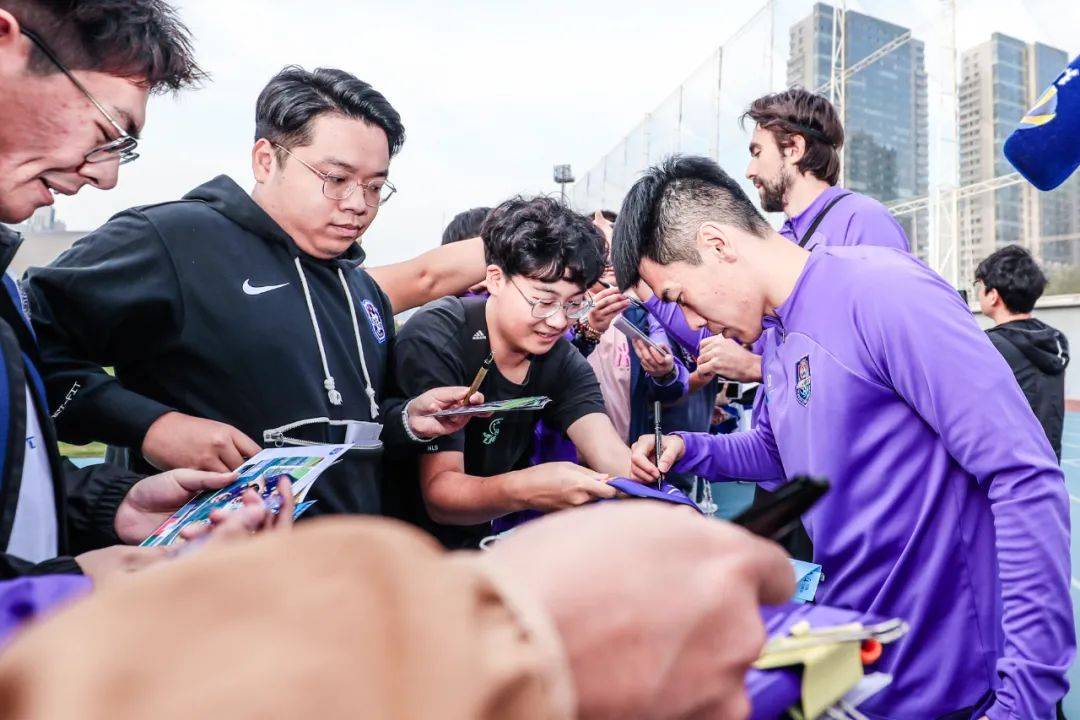 开云体育官方网站-火爆的比赛现场吸引了大批球迷观看，气氛热烈的简单介绍