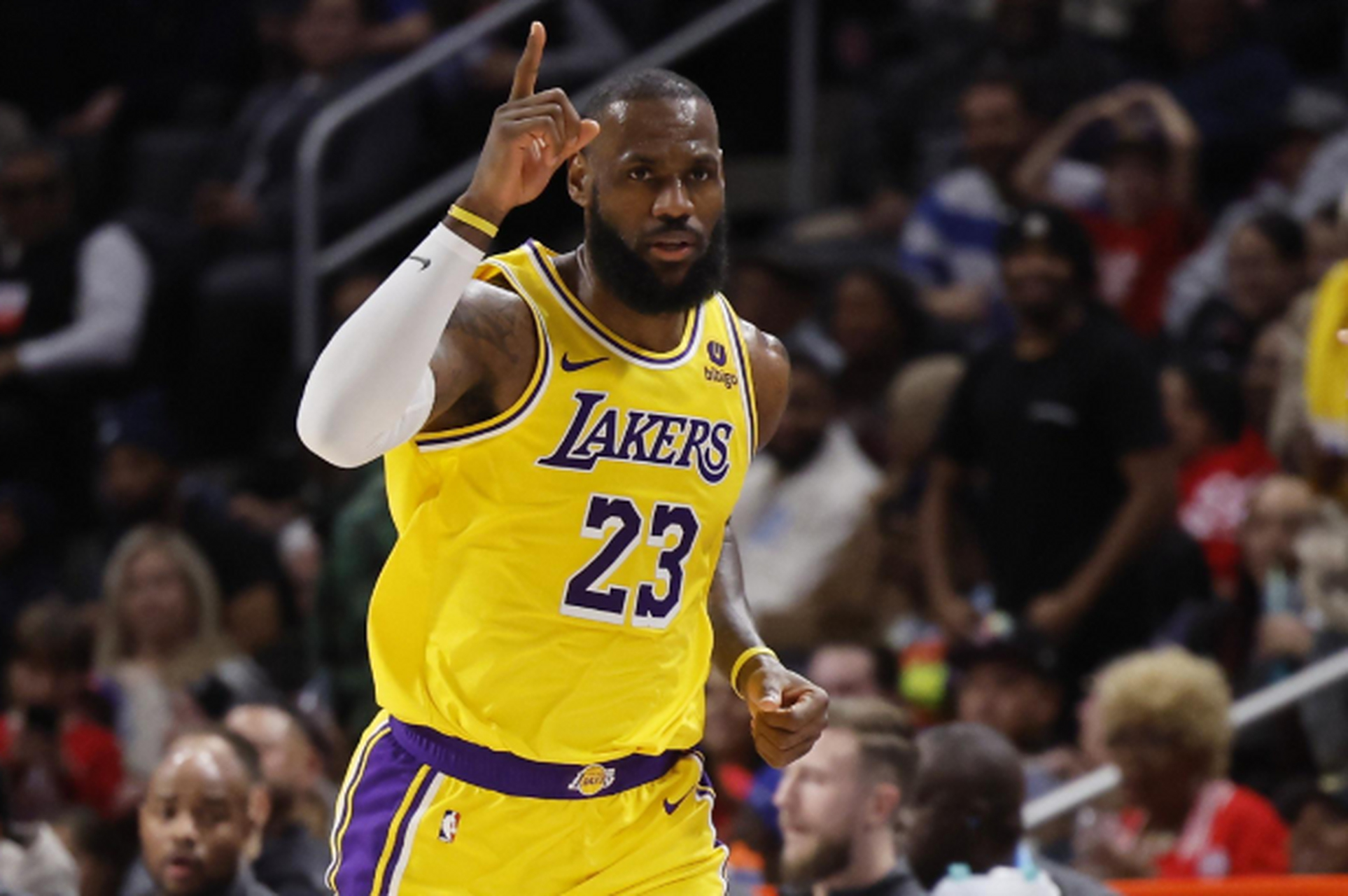 开云平台-詹姆斯单节飚13分逆转独行侠